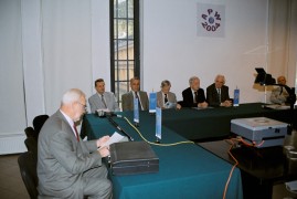 W.Dworak na tle Prezydium APW'04, 
z prawej - P.Tatjewski