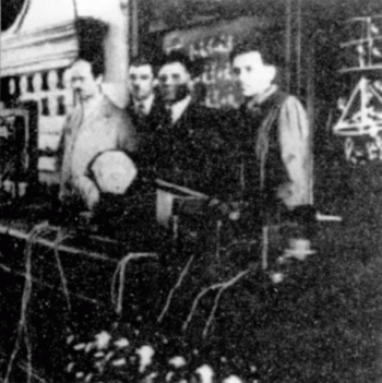 Doc. Izaak Rosenzweig (pierwszy z lewej